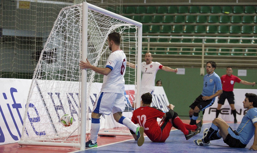 Český futsalista Tomáš Vnuk (č. 6) právě střílí gól do sítě Uruguaye