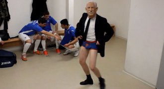 VIDEO: Václav Klaus tančí Harlem Shake s kladenskými futsalisty