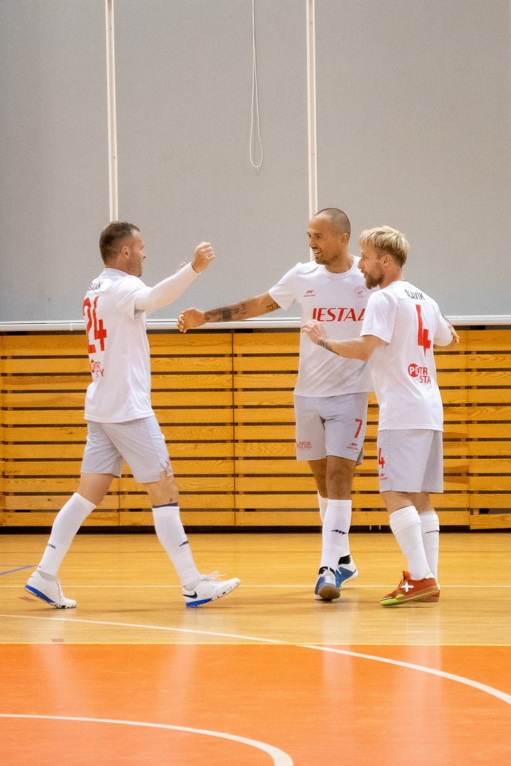 Jaroslav Slavík (vpravo) slaví se spoluhráči gól