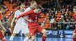 Michal Holý si kryje míč před slovinským soupeřem v zápase kvalifikace o postup na futsalové mistrovství světa