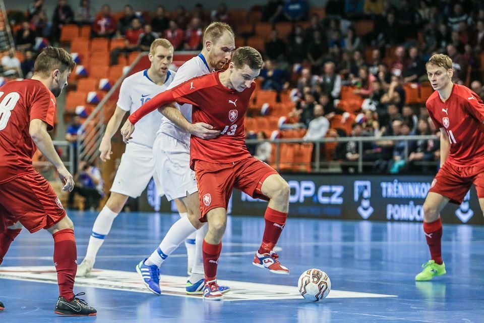 Michal Holý si kryje míč před slovinským soupeřem v zápase kvalifikace o postup na futsalové mistrovství světa