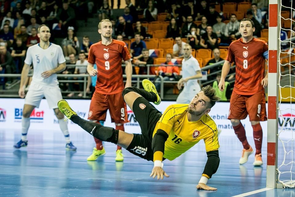 Český brankář Ondřej Vahala v akci při zápase kvalifikace o postup na futsalové MS proti Slovinsku