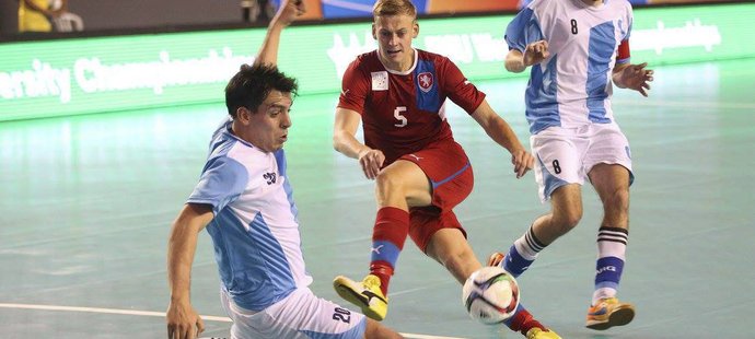 Čeští futsaloví reprezentanti vyhráli na akademickém MS nad Argentinou 3:1.