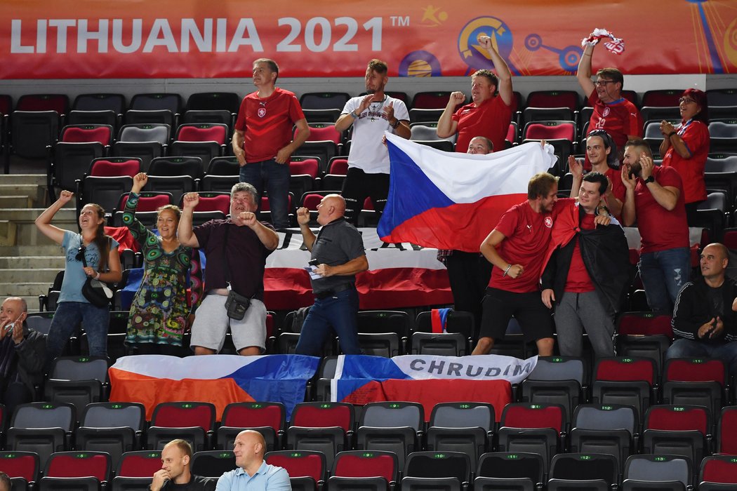 Čeští fanoušci podporují futsalovou reprezentaci na MS během utkání s Panamou