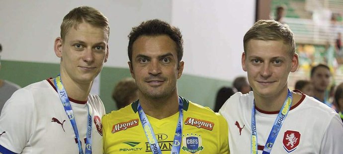 David Drozd (vlevo) s brazilským futsalovým kouzelníkem Falcaem a se svým dvojčetem Pavlem