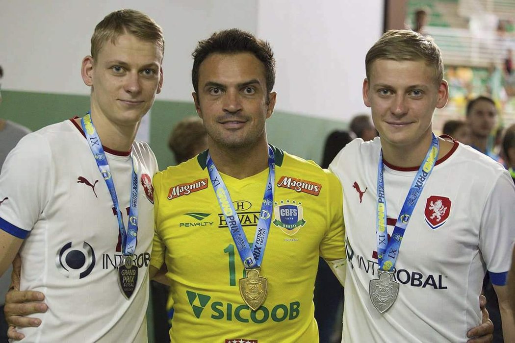 David Drozd (vlevo) s brazilským futsalovým kouzelníkem Falcaem a se svým dvojčetem Pavlem