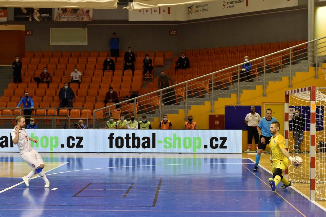 Tomáš Koudelka se postavil k prvním české penaltě a se štěstím proměnil
