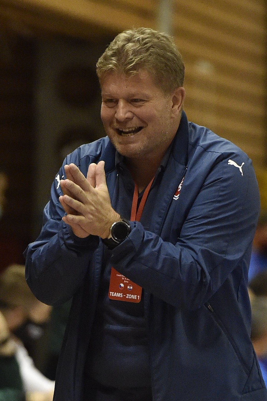 Český trenér Tomáš Neumann se raduje z úspěšné akce českého týmu
