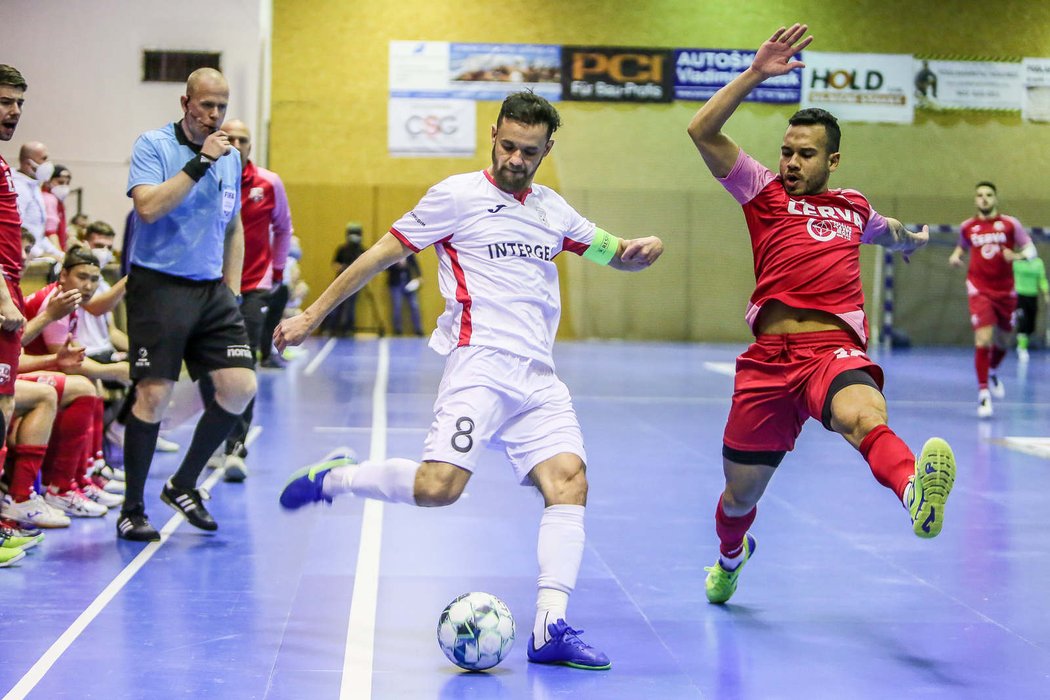 První zápas mezi Chrudimí a Teplicemi nabídl vyhecovaný futsal.