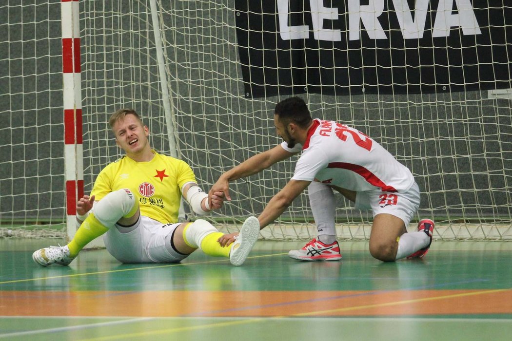 Teplický Felipinho (vpravo) pomáhá na nohy brankáři Slavie Marku Karpiakovi