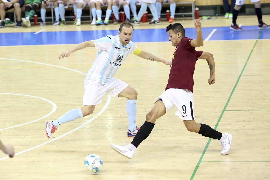 Sparťan Angellot a Lukáš Rešetár z Plzně během zápasu 15. kola VARTA futsal ligy