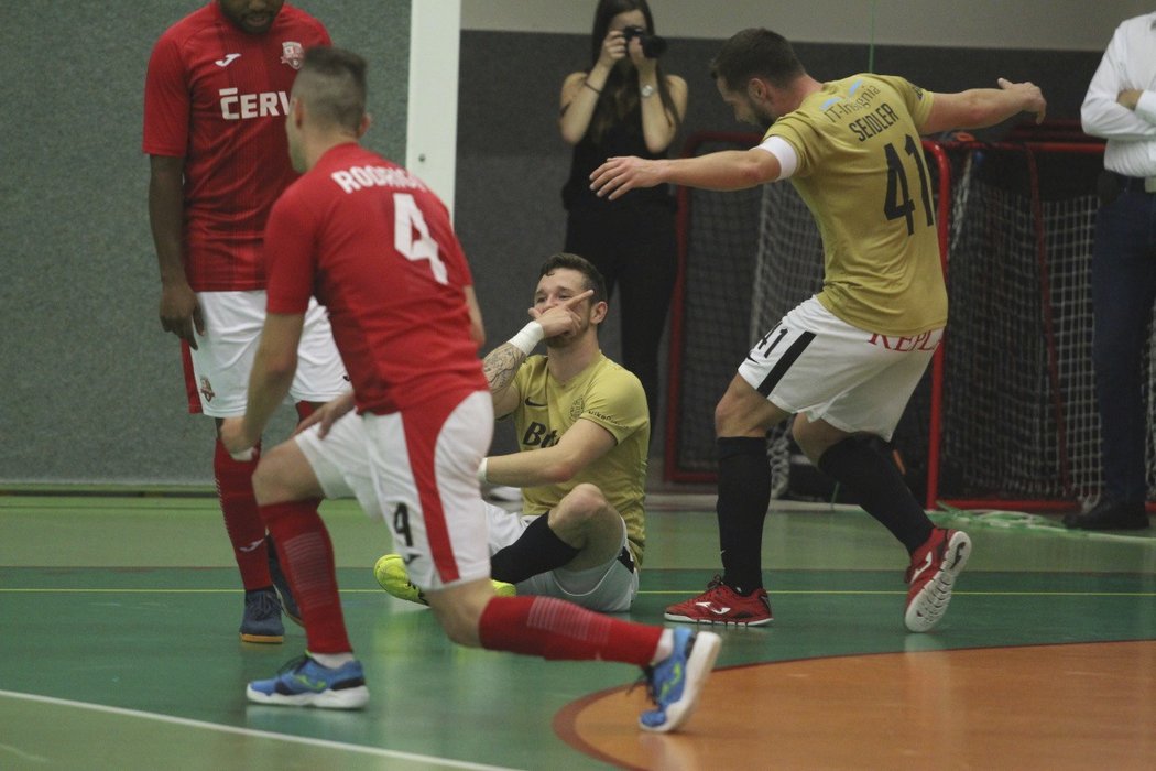 Futsalová Sparty zvítězila v prvním finále v Teplicích 6:1 a ujala se vedení v sérii 1:0 na zápasy