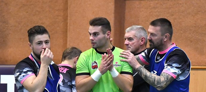 Tomáš Řepka (vpravo) v dresu Uherského Hradiště při futsalovém duelu se Slavií