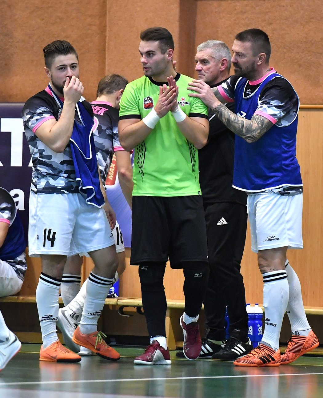 Tomáš Řepka (vpravo) v dresu Uherského Hradiště při futsalovém duelu se Slavií