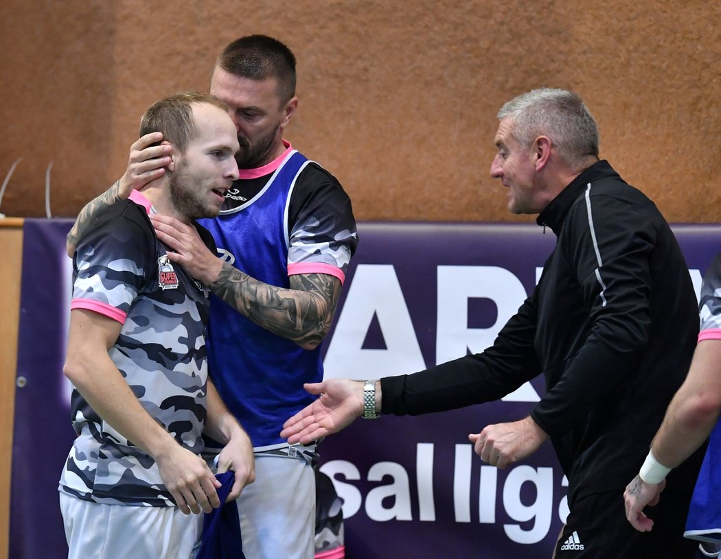 Tomáš Řepka (uprostřed) v dresu Uherského Hradiště při futsalovém duelu se Slavií