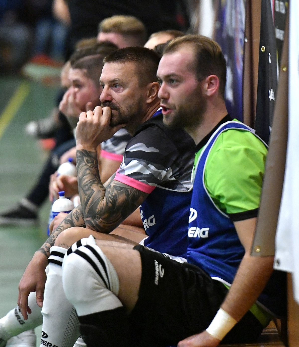 Tomáš Řepka v dresu Uherského Hradiště na lavičce při futsalovém zápasu se Slavií