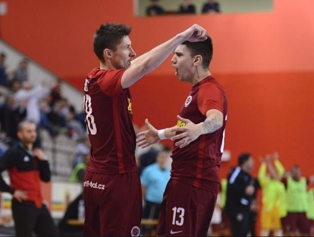 Sparťanský kapitán Michal Belej (vlevo) vstřelil ve třetím čtvrtfinále jeden gól