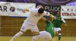 Chrudimský futsalista Martin Doša se snaží prosadit přes soupeře ve třetím semifinále proti Litoměřicím