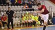 Sparťanský futsalista Azem Brahimi střílí ve druhém semifinále proti Plzni