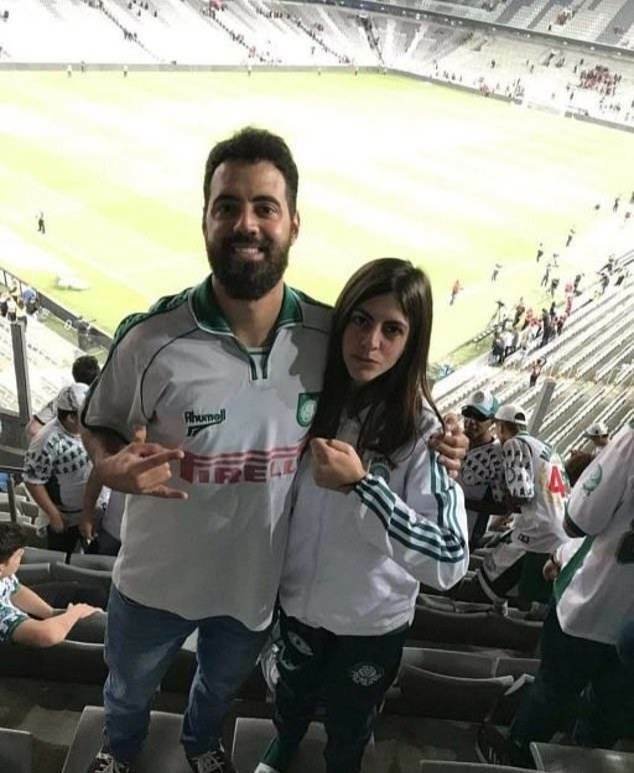 Fotbalová fanynka Gabriela Anelliová zemřela poté, co ji jeden z příznivců týmu soupeře trefil do krku skleněnou lahví. Na snímku se svým bratrem Felipem