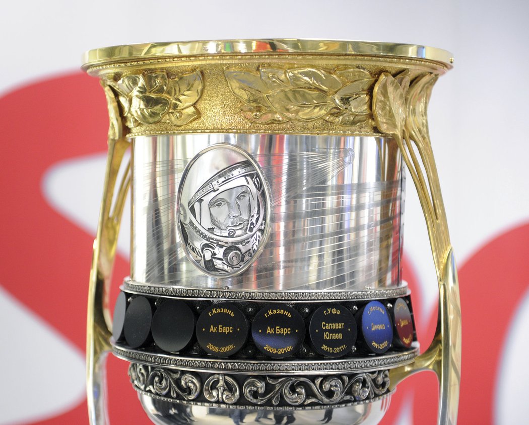 Gagarinův pohár, trofej pro vítěze KHL. Zvednou ji nad hlavu hráči pražského Lva?