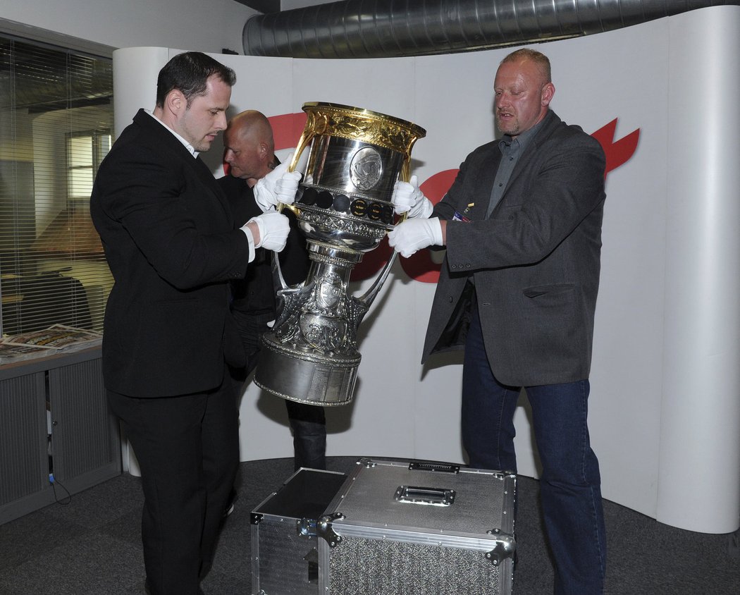 Manipulace s trofejí pro vítěze KHL je možná jen se speciálními bílými rukavicemi