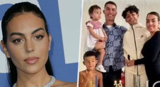 Ronaldova rodinná fotka: Cenzoři umazali Georgině zadek Ronaldova rodinná fotka: Cenzoři umazali Georgině zadek