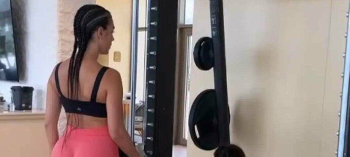 Ronaldova přítelkyně Georgina během tréninku s dvojčaty