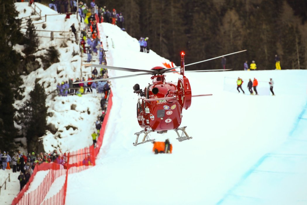 Helikoptéra, která odvážela ze sjezdovky zraněného sjezdaře Switzerland&#39;s Marca Gisina