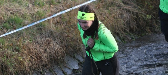 Veronika Olehlová při tahání pneumatik ve Vodním příkopu na Taxis Gladiator Race