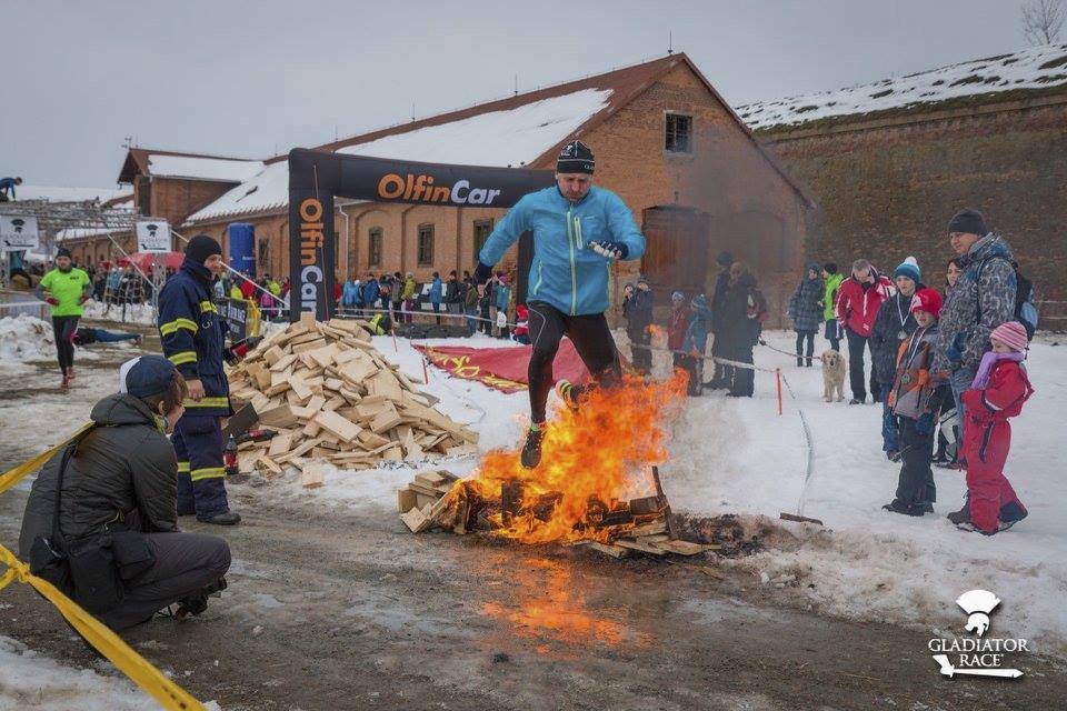 Na závodníky čekalo také přeskočení ohně