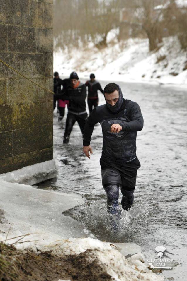 Závodníci se v únoru nevyhnuli ani ledové vodě