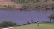 Golfisty na turnaji v Jižní Africe překvapila zvířecí navštěva. Kousek od nich se cákal hroch.