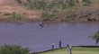 Golfisty na turnaji v Jižní Africe překvapila zvířecí navštěva. Kousek od nich se cákal hroch.