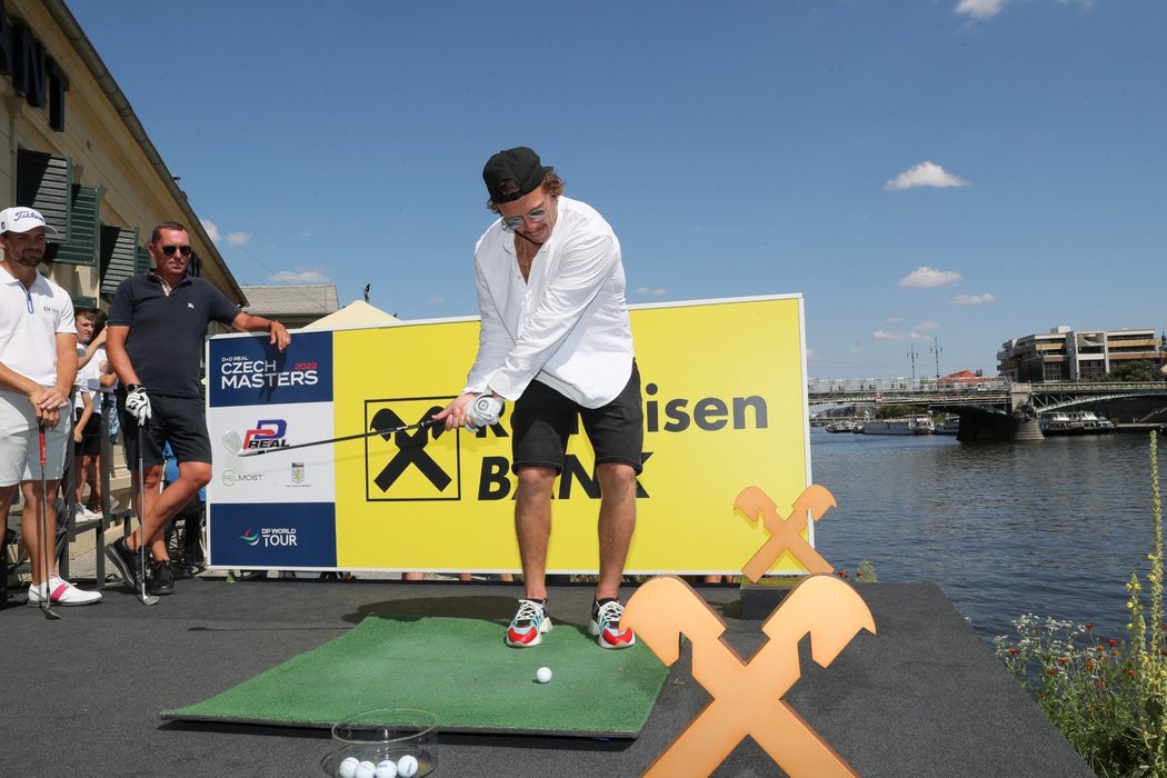 David Pastrňák vzal do rukou u příležitosti zahájení Czech Masters golfovou hůl