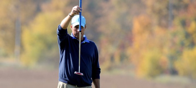 Ivan Lendl si vyměřuje put na turnaji Czech PRO-AM Teaching Tour na Černém Mostě