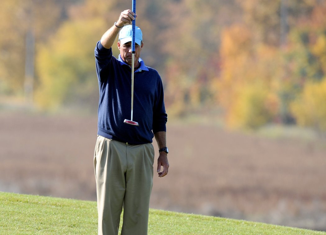 Ivan Lendl si vyměřuje put na turnaji Czech PRO-AM Teaching Tour na Černém Mostě