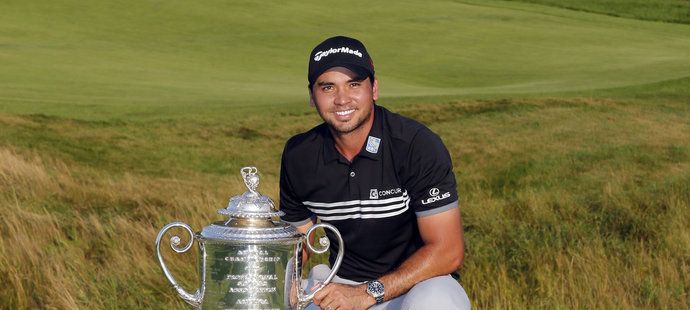 Jason Day pózuje s vítěznou trofejí.