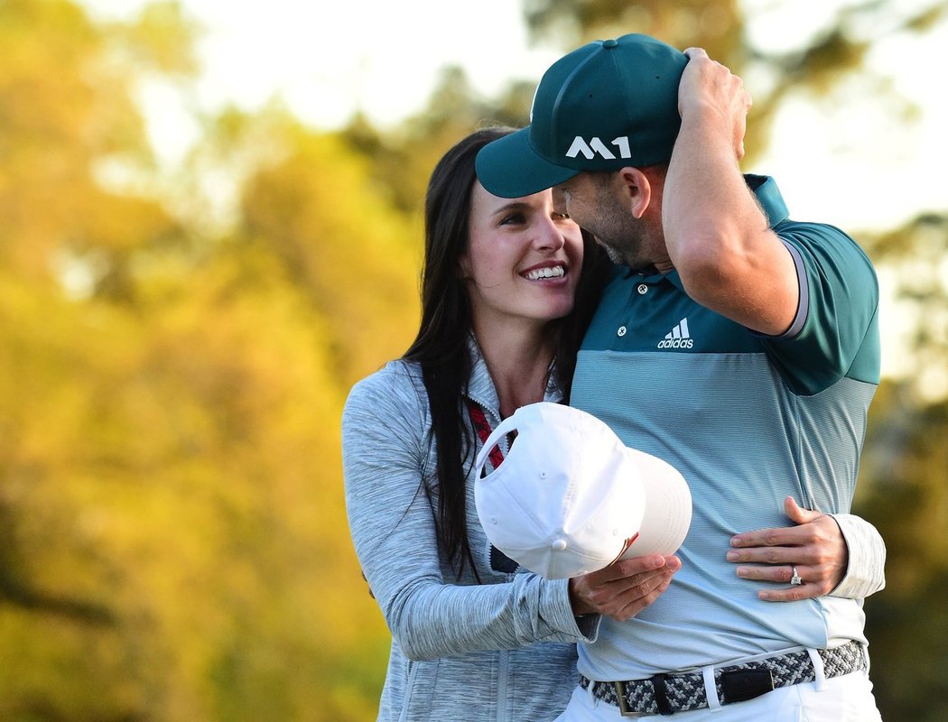 Radost z vítězství na Masters sdílel Sergio Garcia se snoubenkou Angelou Akinsovou.