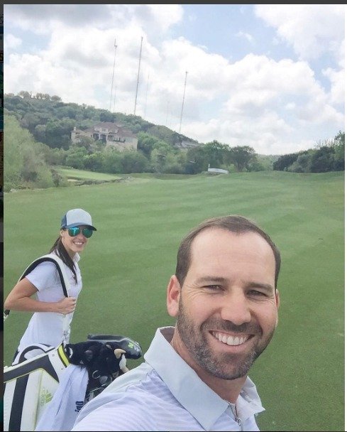 Televizní moderátorka Angela Akinsová je partnerkou golfisty Sergia Garcii.