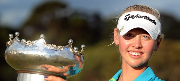 Jessica Kordová s trofejí za triumf na Australian Open