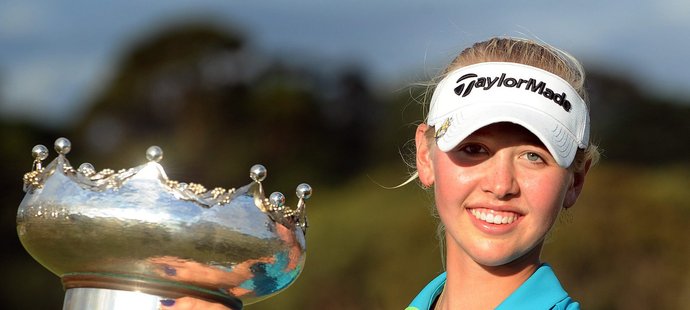 Jessica Kordová s trofejí za triumf na Australian Open