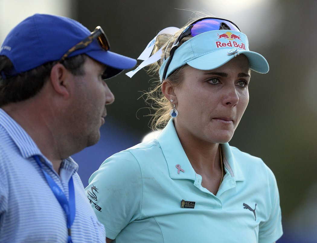 Lexi Thompsonová po své prohře na golfovém turnaji v Mission Hills, kde přišla o výhru kvůli televiznímu divákovi