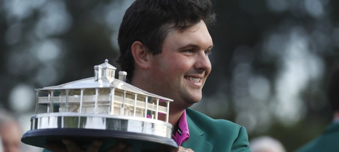 Patrick Reed se raduje z celkového vítězství