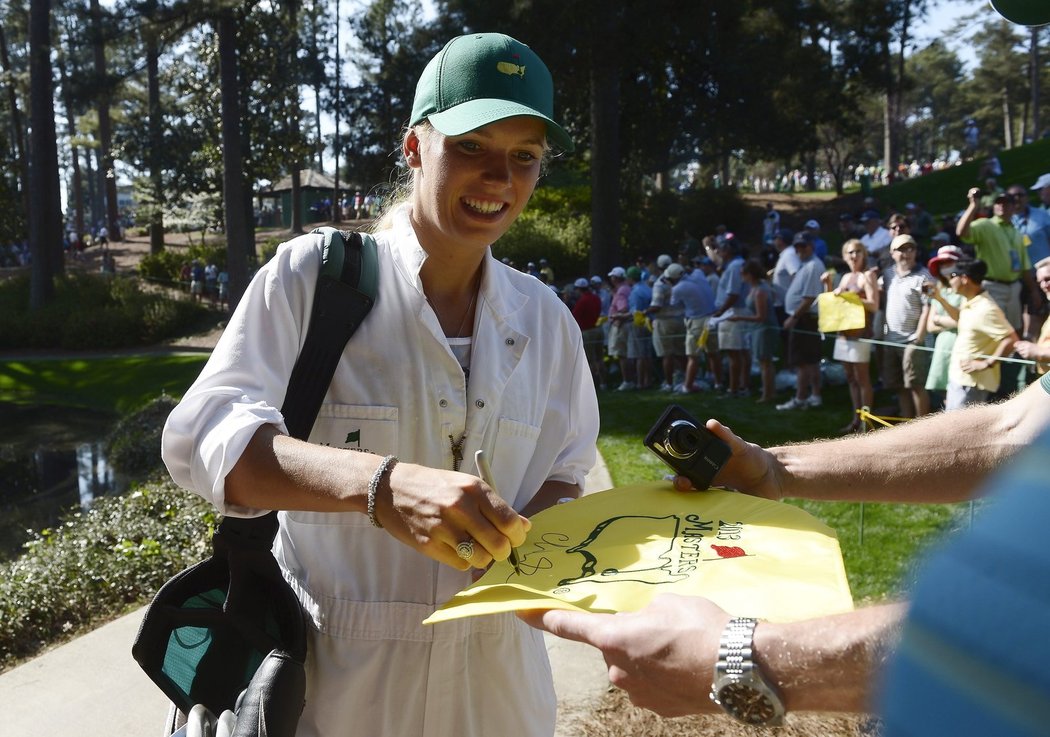 Přítelkyně irského golfisty Roryho McIlroye Caroline Wozniacká se podepisuje fanouškům před startem golfového Masters