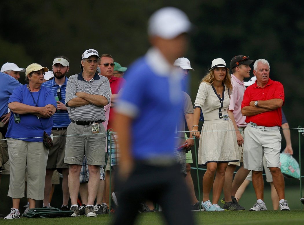 Caroline Wozniacká sleduje svého přítele Roryho McIlroye na 17. jamce golfového Masters v Augustě