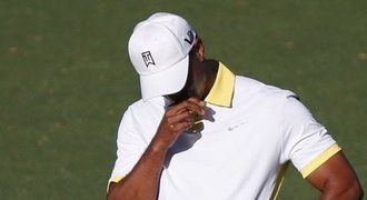 Smůla! Woods trefil praporek a hrozila mu diskvalifikace