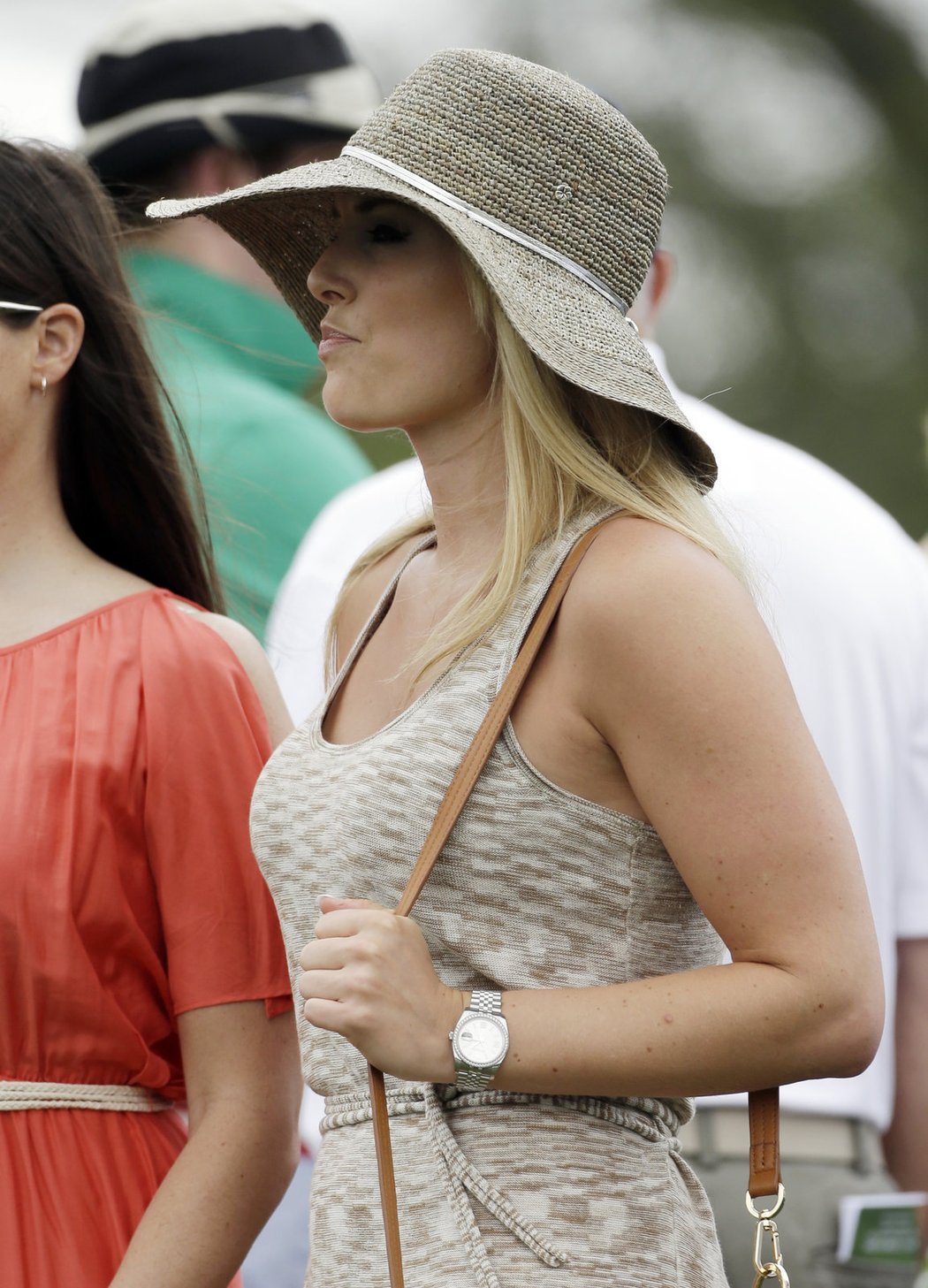 Lindsey Vonnová sleduje Tigera Woodse na deváté jamce golfového Masters v Augustě