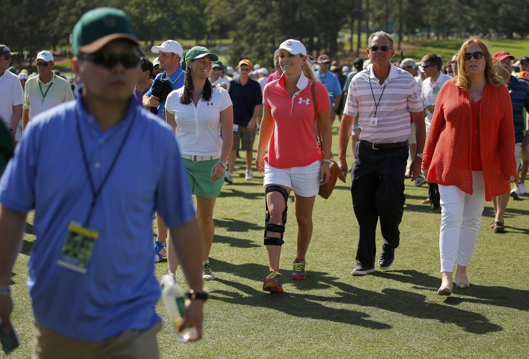 Lyžařka Lindsey Vonnová i s ortézou doprovází Tigera Woodse na golfovém Masters