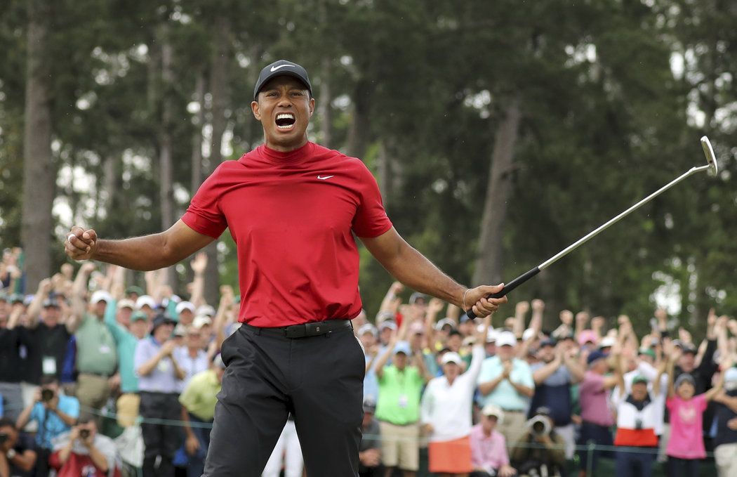 Tiger Woods slaví svůj triumf na golfovém Masters po jedenácti letech